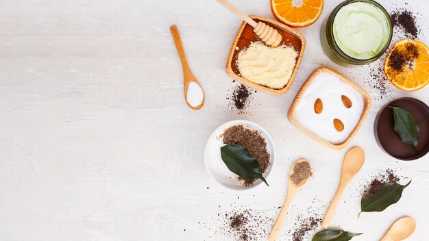 Draufsicht der Körperbutter auf Holztisch mit Kopienraum