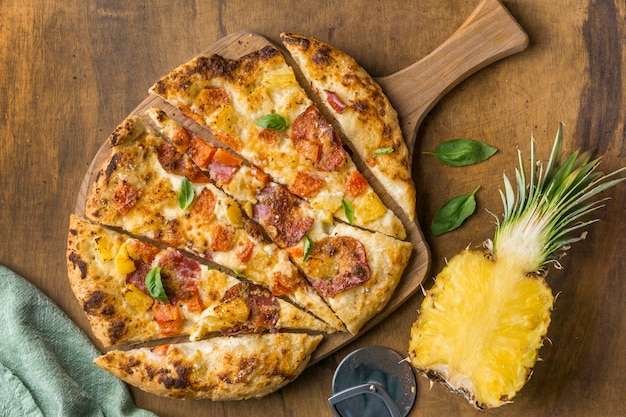 Draufsicht der köstlichen gebackenen Ananaspizza