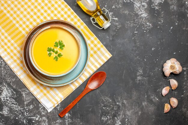 Draufsicht der köstlichen Kürbissuppe in einer Schüssel