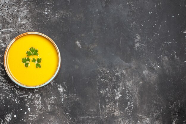 Draufsicht der köstlichen Kürbissuppe in einer Schüssel