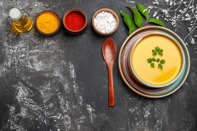 Draufsicht der köstlichen Kürbissuppe in einer Schüssel