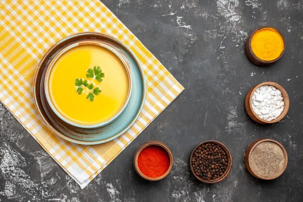 Draufsicht der köstlichen Kürbissuppe in einer Schüssel