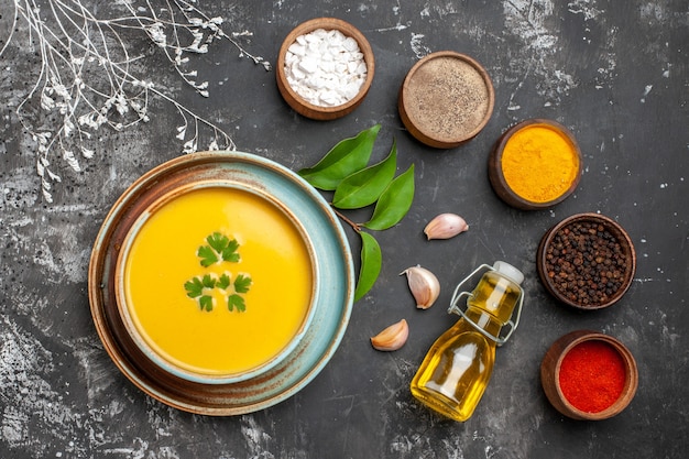 Kostenloses Foto draufsicht der köstlichen kürbissuppe in einer schüssel