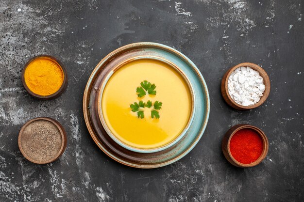 Draufsicht der köstlichen Kürbissuppe in einer Schüssel