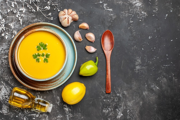 Draufsicht der köstlichen Kürbissuppe in einer Schüssel