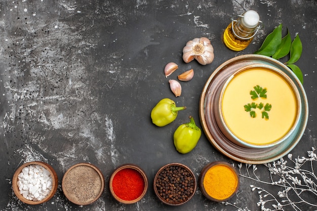 Draufsicht der köstlichen Kürbissuppe in einer Schüssel