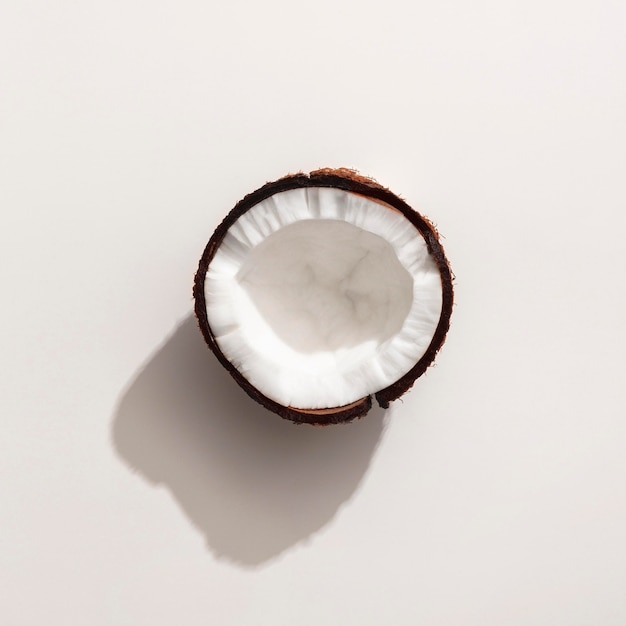 Kostenloses Foto draufsicht der kokosnusshälfte