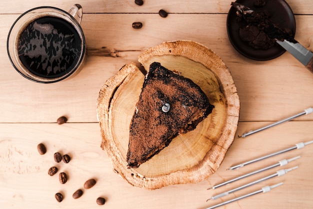 Kostenloses Foto draufsicht der kuchenscheibe mit kaffeebohnen