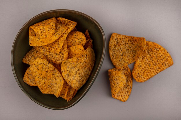 Draufsicht der leckeren Kartoffelchips auf einer Schüssel mit den isolierten Chips