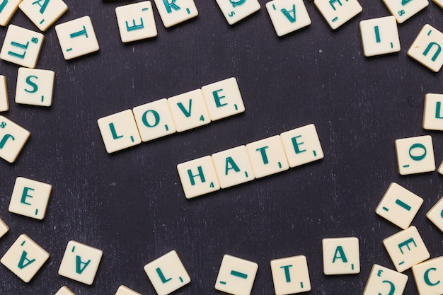 Draufsicht der Liebe und des Hasswortes auf schwarzem Hintergrund