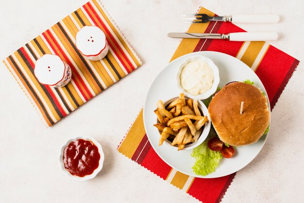 Draufsicht der Mahlzeit der ungesunden Fertigkost