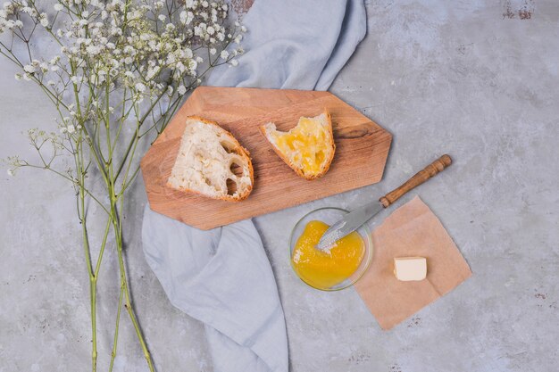 Draufsicht der Marmelade auf Brot