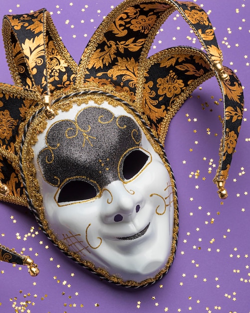 Draufsicht der Maske für Karneval mit Glitzer