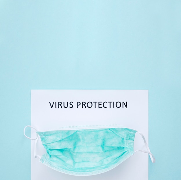 Kostenloses Foto draufsicht der medizinischen maske für virenschutz mit kopierraum