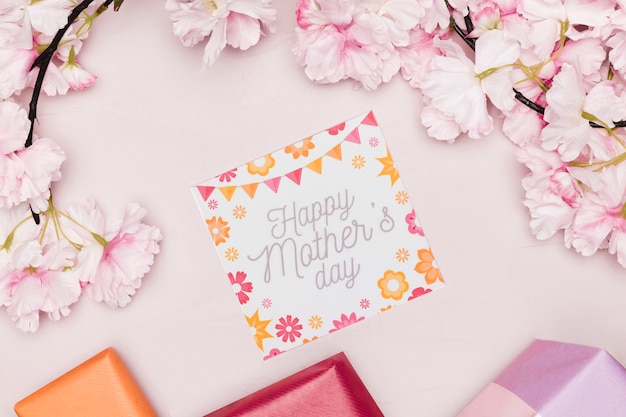 Draufsicht der Muttertagskarte mit Blumen