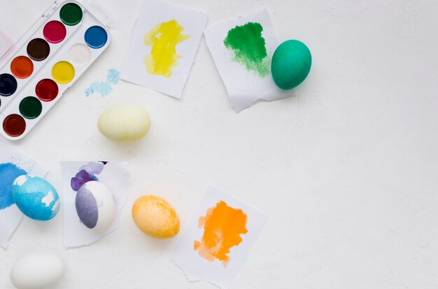 Draufsicht der Palette und der bunten Eier für Ostern