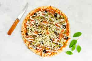 Kostenloses Foto draufsicht der pizza mit messer und minze