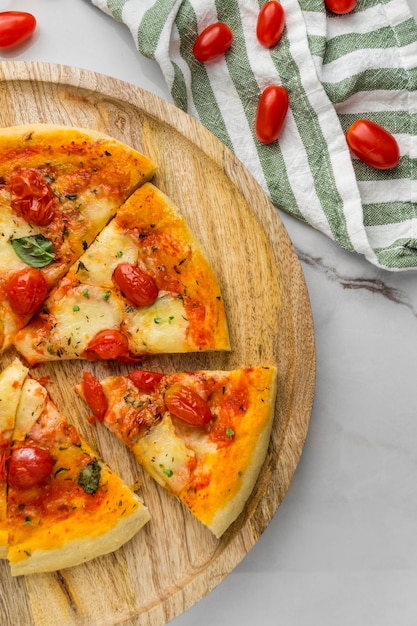 Draufsicht der Pizza mit Tomaten