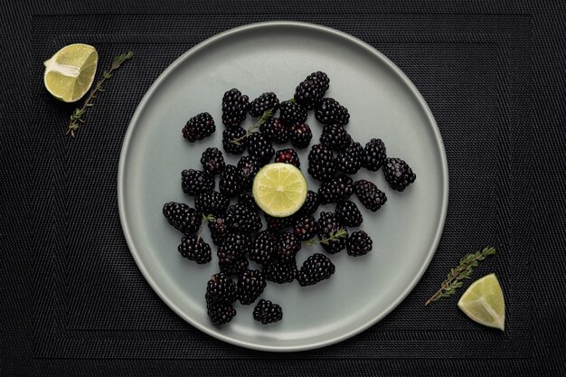 Draufsicht der Platte mit Brombeeren und Kalken