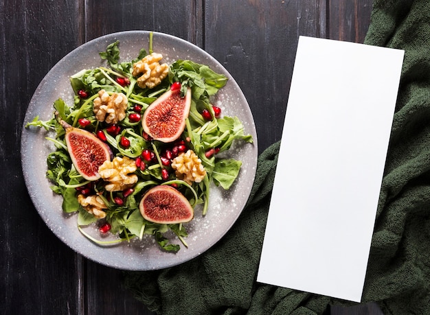 Kostenloses Foto draufsicht der platte mit feigensalat