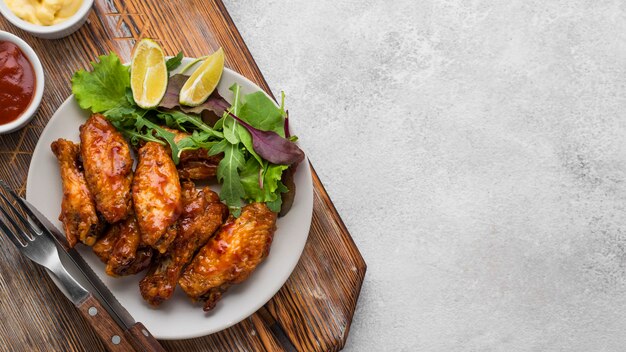 Draufsicht der Platte mit gebratenem Huhn und Kopienraum