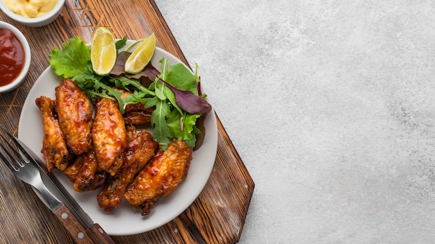 Draufsicht der Platte mit gebratenem Huhn und Kopienraum