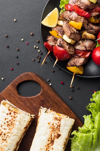 Draufsicht der Platte mit köstlichem Kebab und Salat