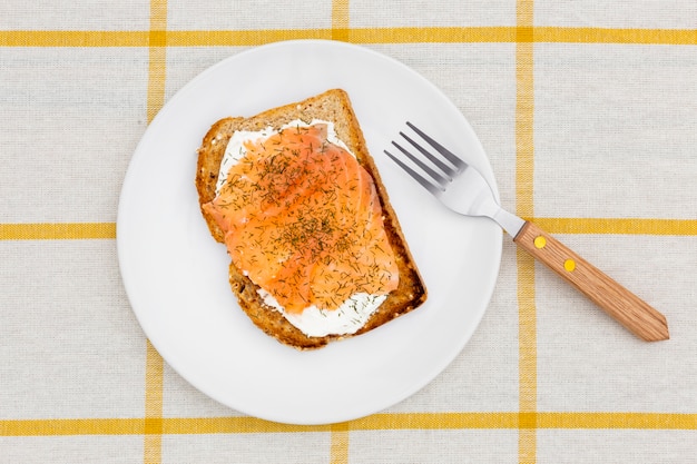 Kostenloses Foto draufsicht der platte mit toast und gabel