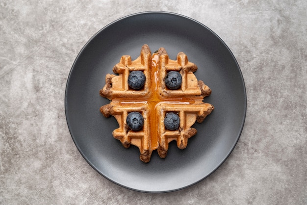 Kostenloses Foto draufsicht der platte mit waffel und blaubeeren