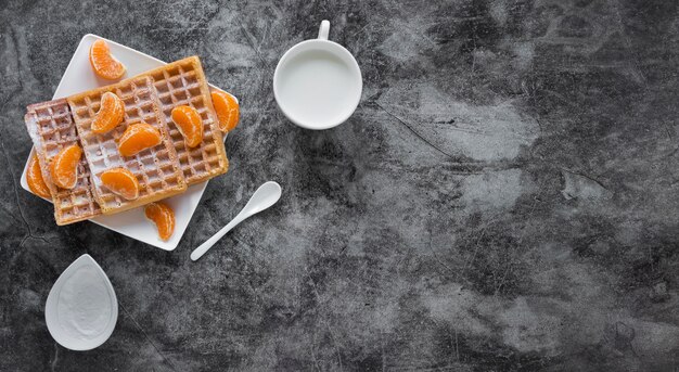 Draufsicht der Platte mit Waffeln und Mandarinen