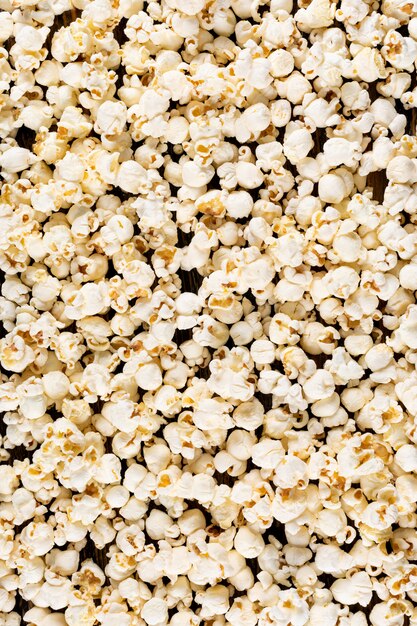 Draufsicht der Popcornbeschaffenheit auf dunkler hölzerner Vertikal