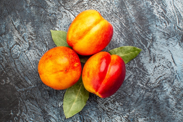 Draufsicht der reifen Früchte der frischen Pfirsiche