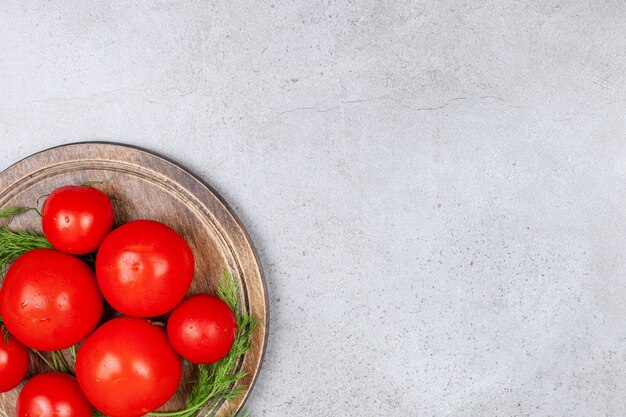 Draufsicht der reifen roten Tomaten im Holzbrett.