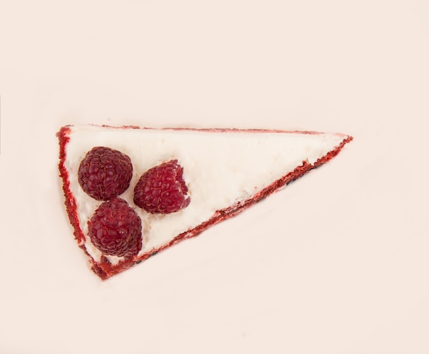 Kostenloses Foto draufsicht der roten torte mit himbeeren und weißer sahne lokalisiert über weiß
