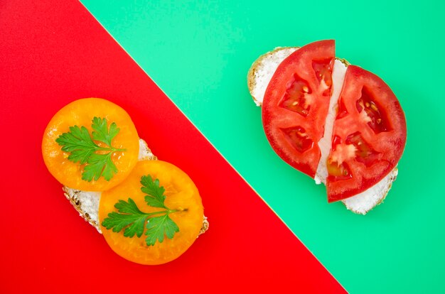 Draufsicht der saftigen Tomatensandwiche