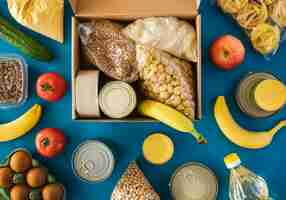 Kostenloses Foto draufsicht der schachtel mit essen für spende