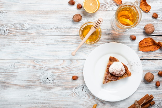 Draufsicht der Scheibe der Torte mit Kopienraum