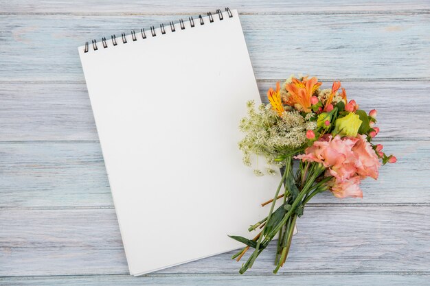 Draufsicht der schönen Blumen auf grünem Holz mit Kopienraum