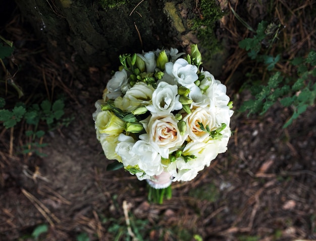 Kostenloses Foto draufsicht der schönen hochzeit bouquet auf dem boden