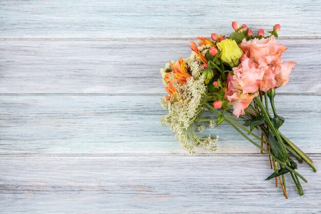 Draufsicht der schönen und farbigen Blumen auf grauem Holz mit Kopienraum