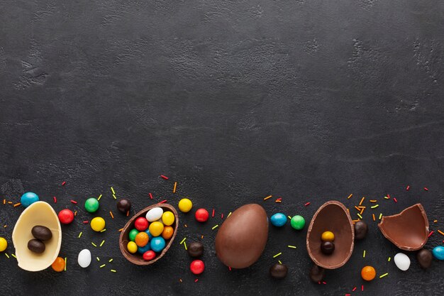 Draufsicht der Schokoladenostereier gefüllt mit bunten Süßigkeiten