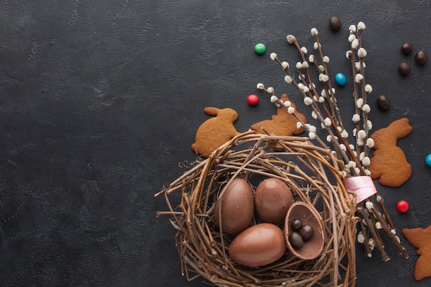 Kostenloses Foto draufsicht der schokoladenostereier im nest mit süßigkeit und kopienraum