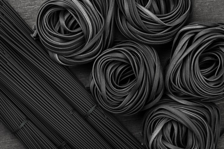 Kostenlose Foto draufsicht der schwarzen tagliatelle und der spaghetti