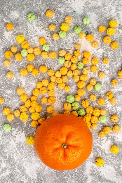 Kostenloses Foto draufsicht der süßen bonbons mit orange auf weißer oberfläche