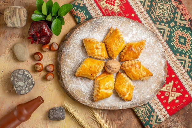 Draufsicht der süßen kuchen des leckeren nussgebäckes