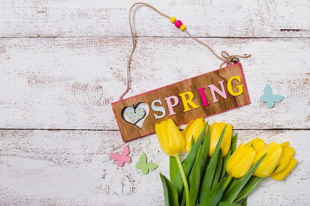 Kostenloses Foto draufsicht der tabelle mit tulpen und frühling plakat