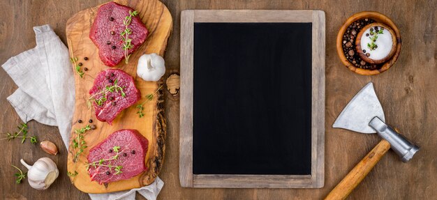 Draufsicht der Tafel mit Fleisch und Knoblauch