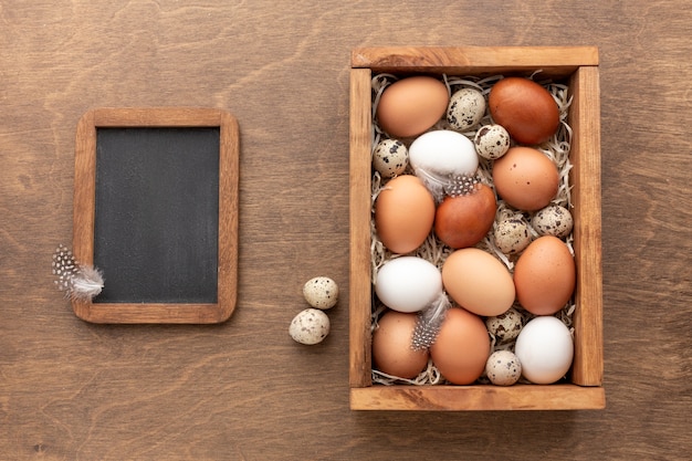 Draufsicht der Tafel mit Kasten voll von Eiern für Ostern