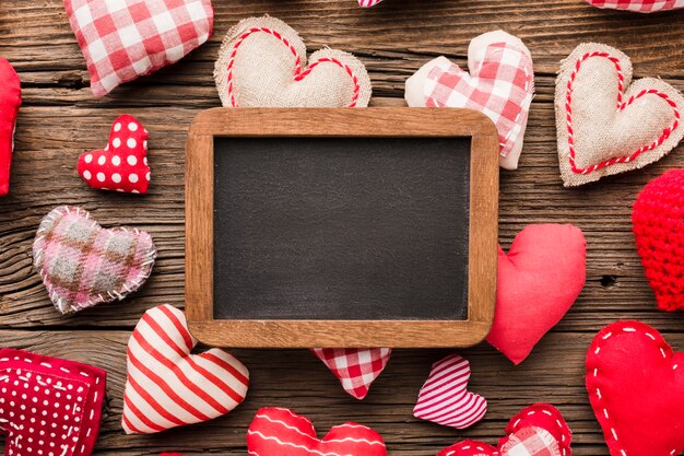 Draufsicht der Tafel mit Valentinstagverzierungen