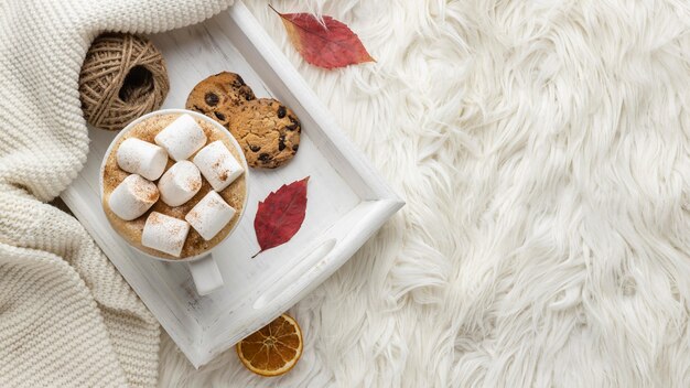 Draufsicht der Tasse heißen Kakaos mit Marshmallows und Keksen